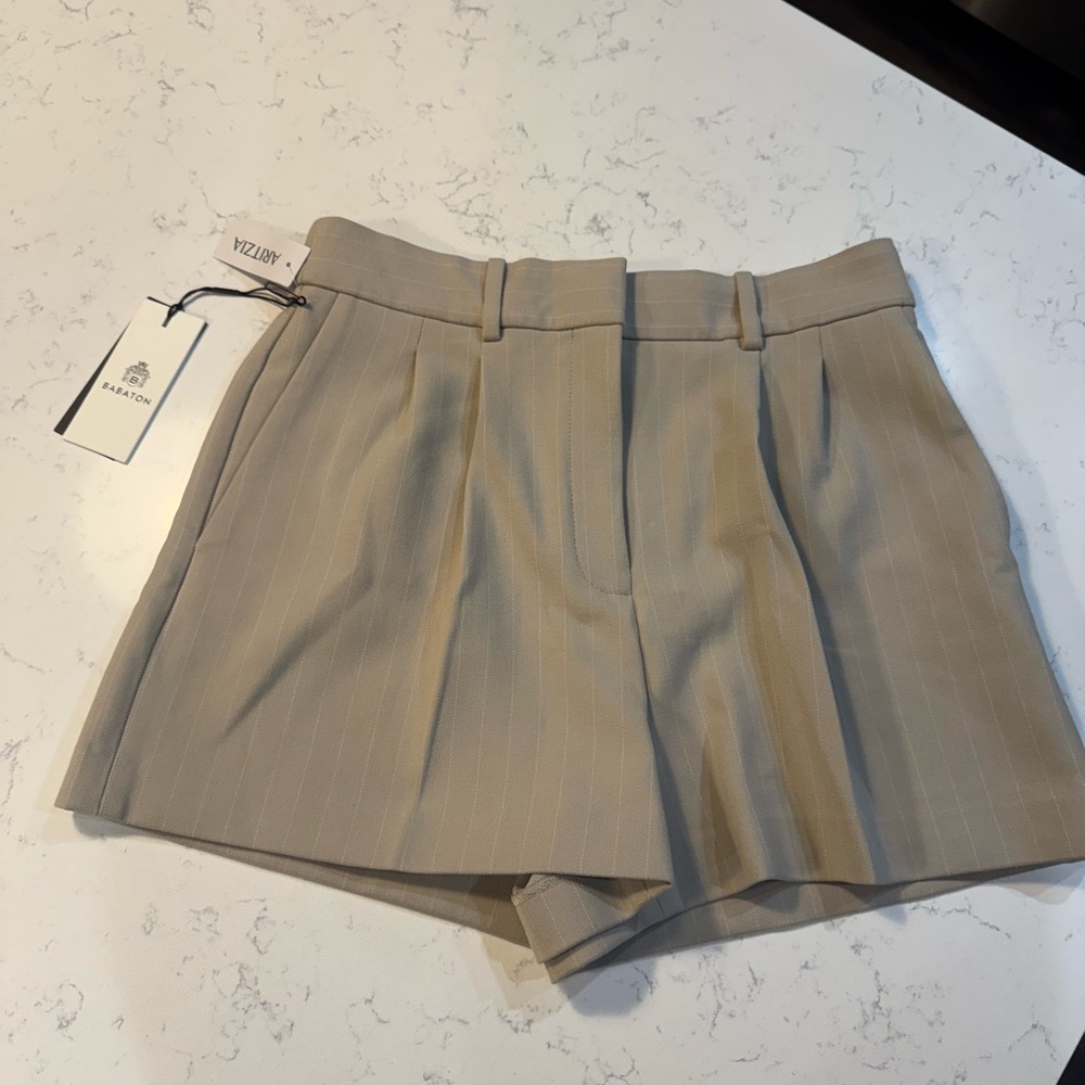 Women’s Aritzia Babaton Tan Pleated Shorts NWT